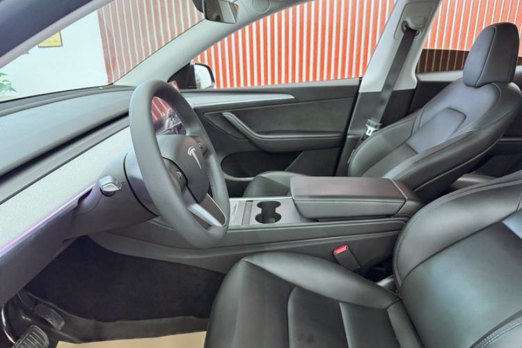 Used Tesla Model Y 2024 Long-Range All-Wheel-Drive Version Interior 3