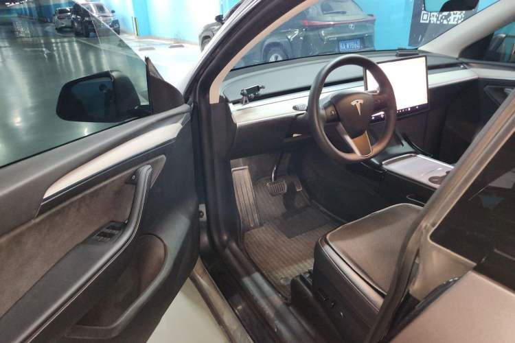 Used Tesla Model Y 2024 Long-Range All-Wheel-Drive Version Interior 3