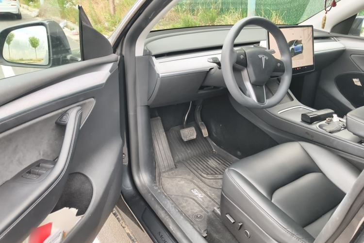 Used Tesla Model Y 2024 Rear-Wheel-Drive Version Interior 3