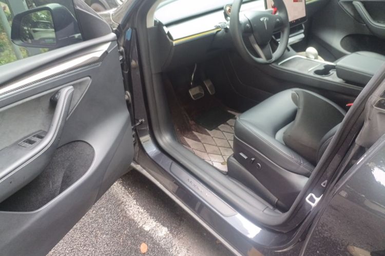 Used Tesla Model Y 2024 Long-Range All-Wheel-Drive Version Interior 3