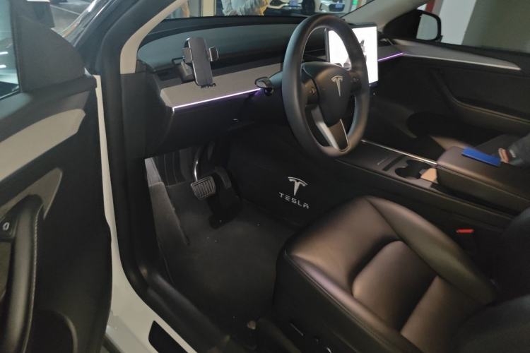 Used Tesla Model Y 2024 Long-Range All-Wheel-Drive Version Interior 3