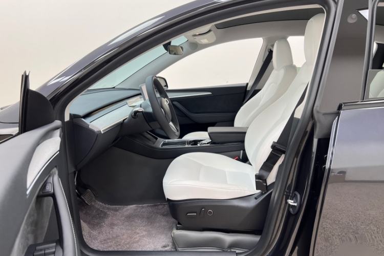 Used Tesla Model Y 2024 Long-Range All-Wheel-Drive Version Interior 3