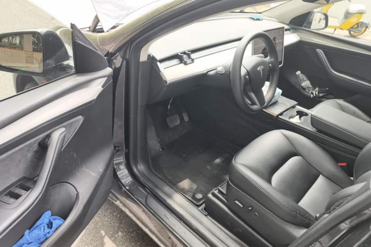 Used Tesla Model Y 2024 Long-Range All-Wheel-Drive Version Interior 3