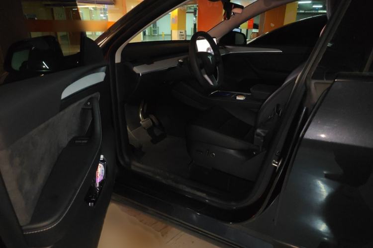 Used Tesla Model Y 2024 Rear-Wheel-Drive Version Interior 3
