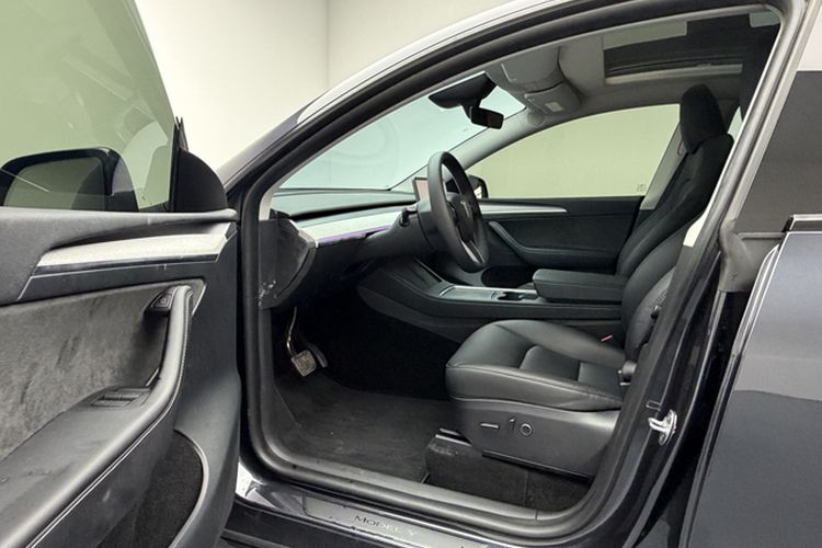 Used Tesla Model Y 2024 Rear-Wheel-Drive Version Interior 3