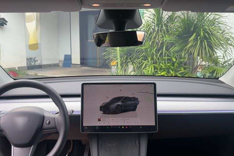 Used Tesla Model Y 2024 Long-Range All-Wheel-Drive Version Interior 4