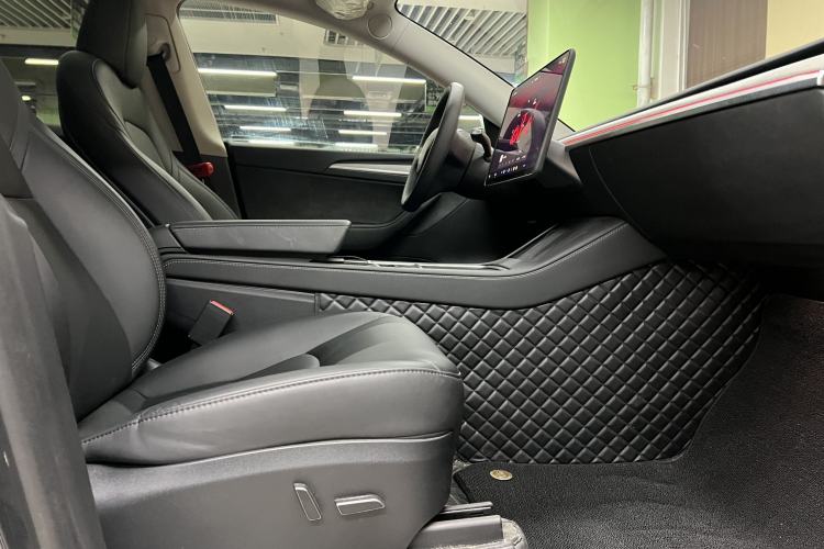 Used Tesla Model Y 2024 Long-Range All-Wheel-Drive Version Interior 4