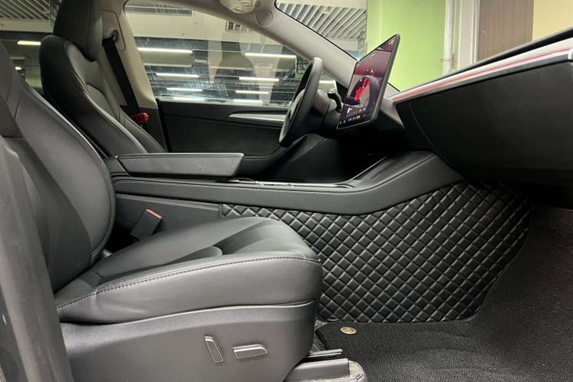 Used Tesla Model Y 2024 Long-Range All-Wheel-Drive Version Interior 4
