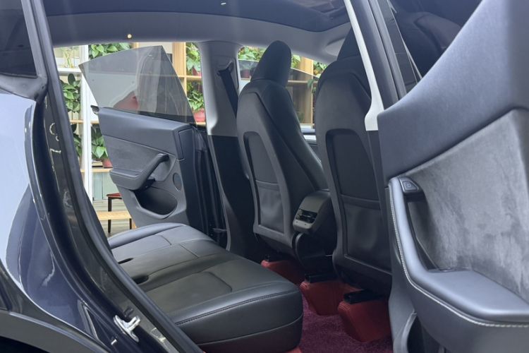Used Tesla Model Y 2024 Rear-Wheel-Drive Version Interior 4