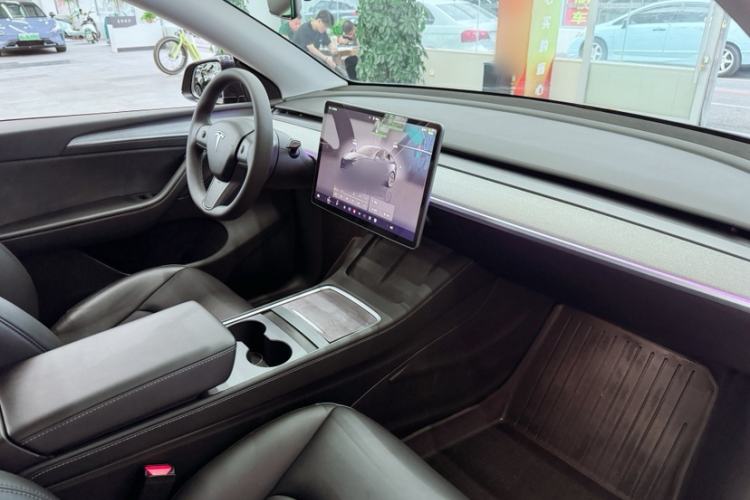 Used Tesla Model Y 2024 Long-Range All-Wheel-Drive Version Interior 4
