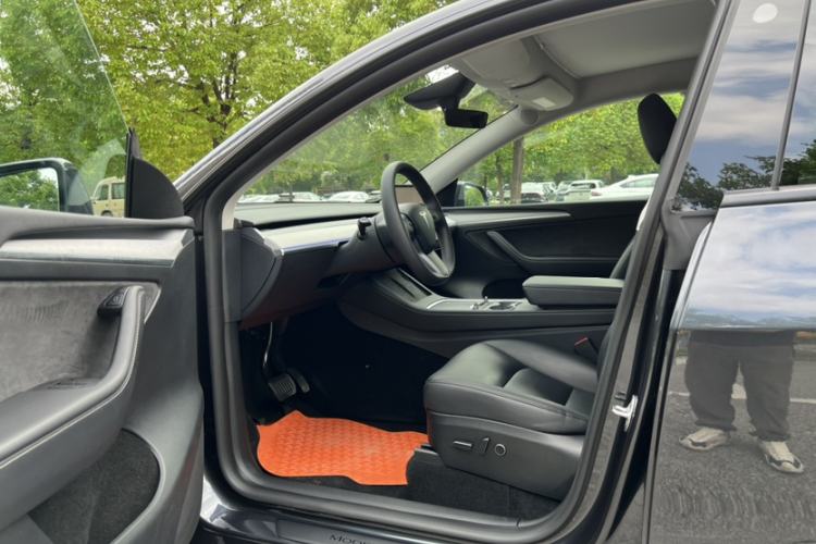 Used Tesla Model Y 2024 Rear-Wheel-Drive Version Interior 4