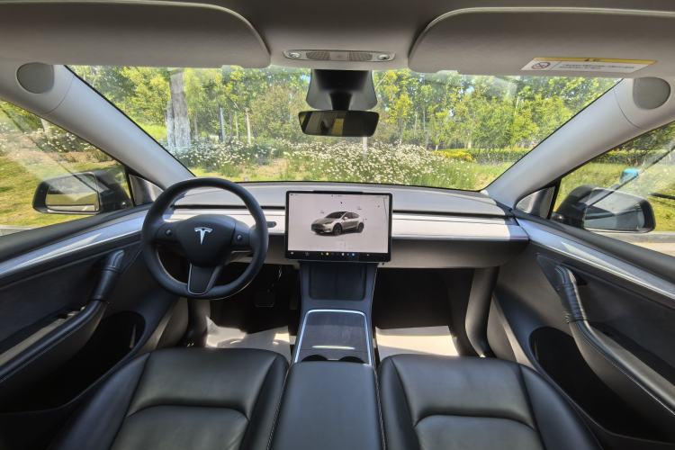 Used Tesla Model Y 2024 Rear-Wheel-Drive Version Interior 4