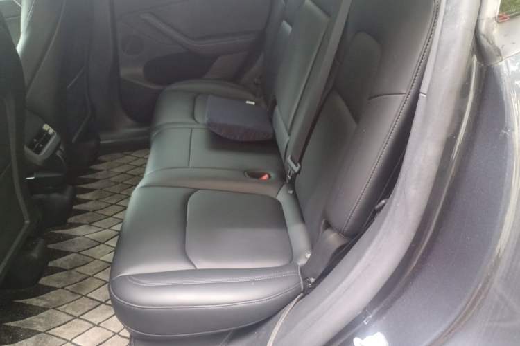 Used Tesla Model Y 2024 Long-Range All-Wheel-Drive Version Interior 4