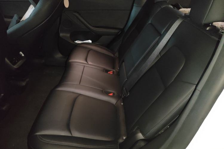 Used Tesla Model Y 2024 Long-Range All-Wheel-Drive Version Interior 4