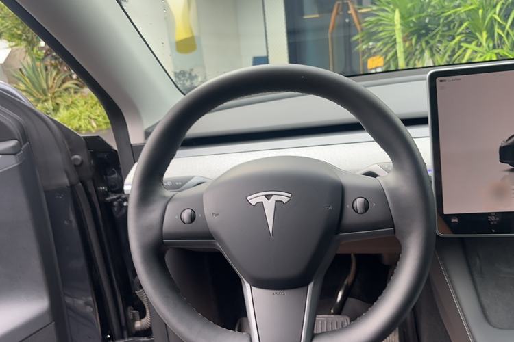 Used Tesla Model Y 2024 Long-Range All-Wheel-Drive Version Interior 5