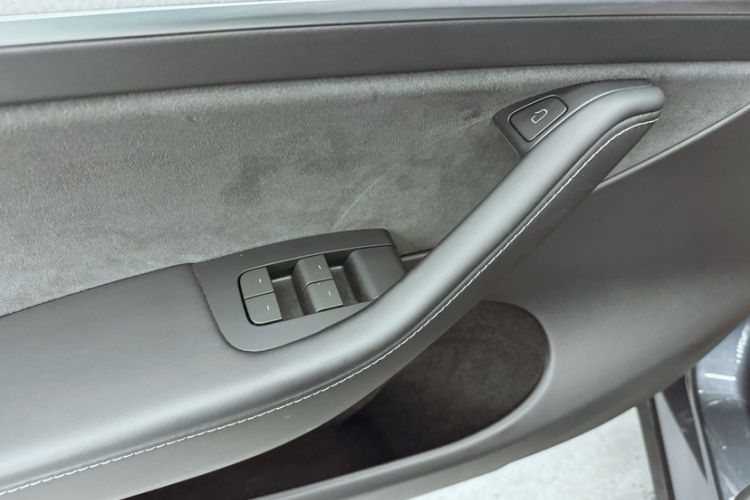 Used Tesla Model Y 2024 Long-Range All-Wheel-Drive Version Interior 5