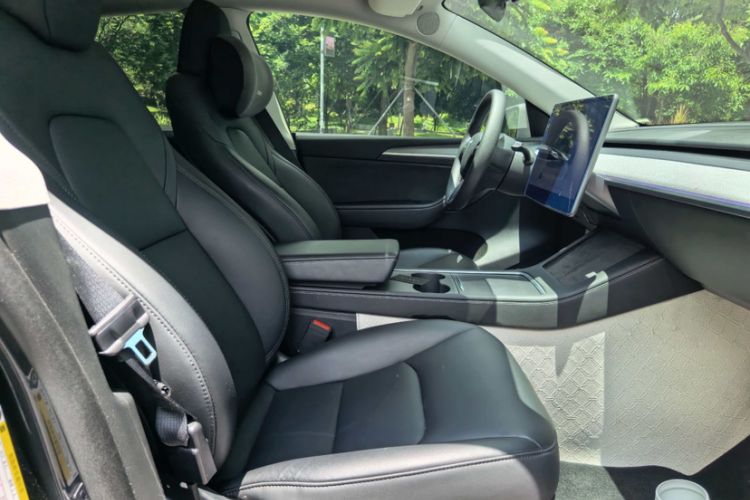 Used Tesla Model Y 2024 Long-Range All-Wheel-Drive Version Interior 5