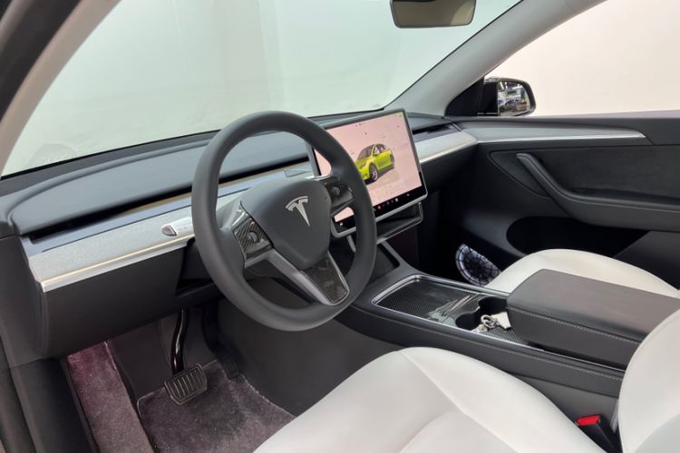 Used Tesla Model Y 2024 Long-Range All-Wheel-Drive Version Interior 5