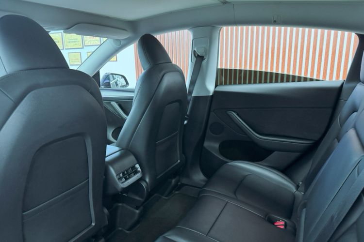 Used Tesla Model Y 2024 Long-Range All-Wheel-Drive Version Interior 6
