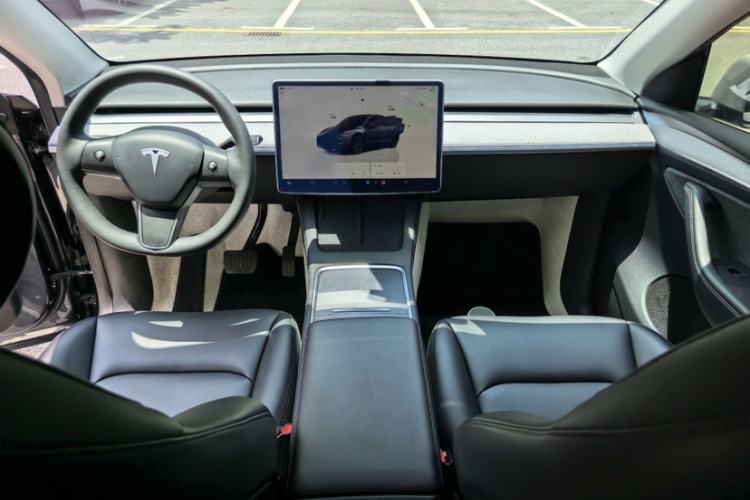 Used Tesla Model Y 2024 Long-Range All-Wheel-Drive Version Interior 6