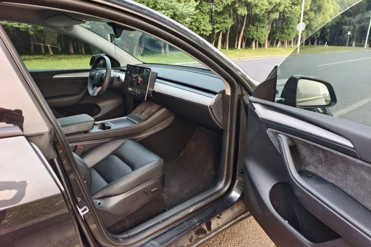 Used Tesla Model Y 2024 Rear-Wheel-Drive Version Interior 6