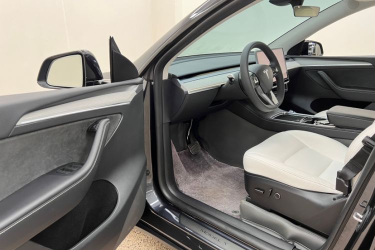 Used Tesla Model Y 2024 Long-Range All-Wheel-Drive Version Interior 6