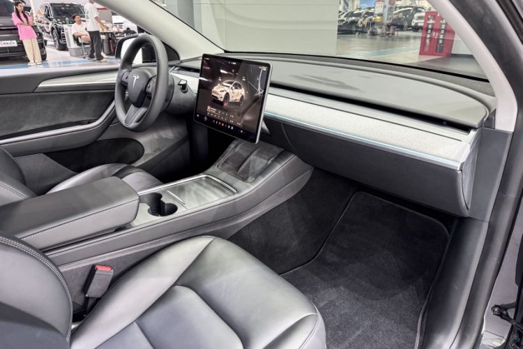 Used Tesla Model Y 2024 Rear-Wheel-Drive Version Interior 7