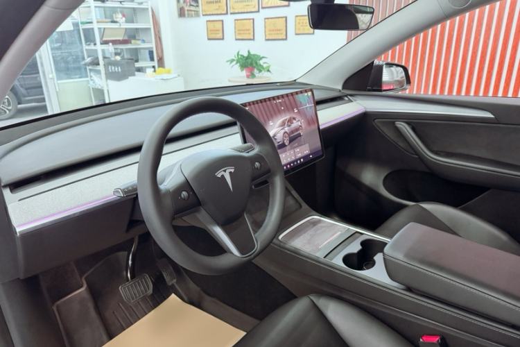Used Tesla Model Y 2024 Long-Range All-Wheel-Drive Version Interior 9