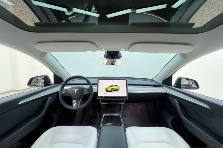 Used Tesla Model Y 2024 Long-Range All-Wheel-Drive Version Interior 9