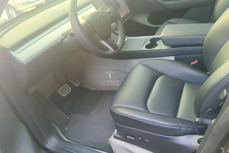 Used Tesla Model Y 2024 Long-Range All-Wheel-Drive Version Left Front Seat