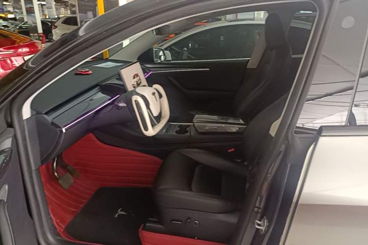 Used Tesla Model Y 2024 Long-Range All-Wheel-Drive Version Left Front Seat