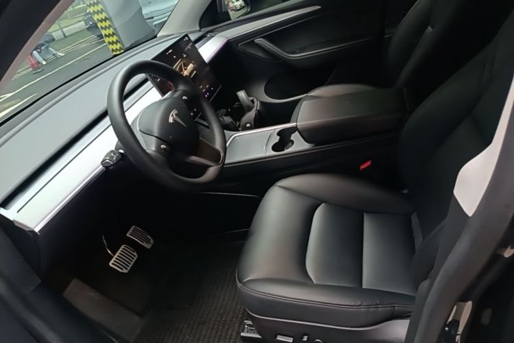 Used Tesla Model Y 2024 Long-Range All-Wheel-Drive Version Left Front Seat
