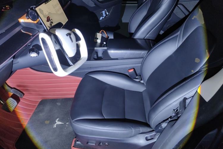 Used Tesla Model Y 2024 Long-Range All-Wheel-Drive Version Left Front Seat