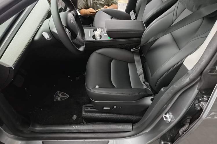 Used Tesla Model Y 2024 Long-Range All-Wheel-Drive Version Left Front Seat