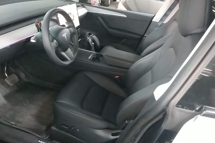 Used Tesla Model Y 2024 Long-Range All-Wheel-Drive Version Left Front Seat