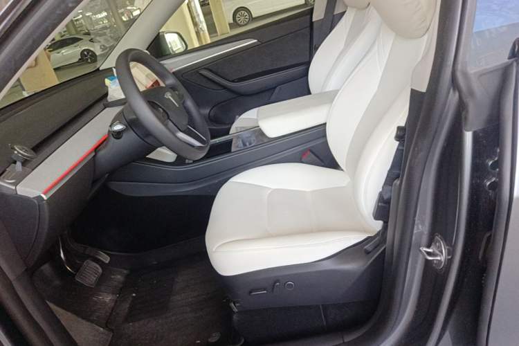 Used Tesla Model Y 2024 Long-Range All-Wheel-Drive Version Left Front Seat