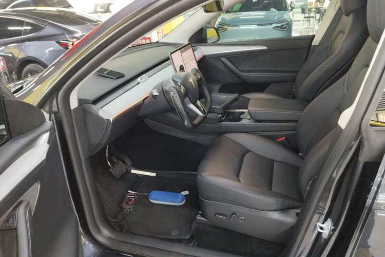 Used Tesla Model Y 2024 Long-Range All-Wheel-Drive Version Left Front Seat