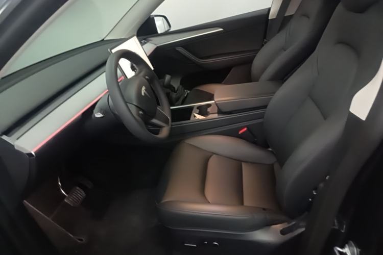 Used Tesla Model Y 2024 Long-Range All-Wheel-Drive Version Left Front Seat