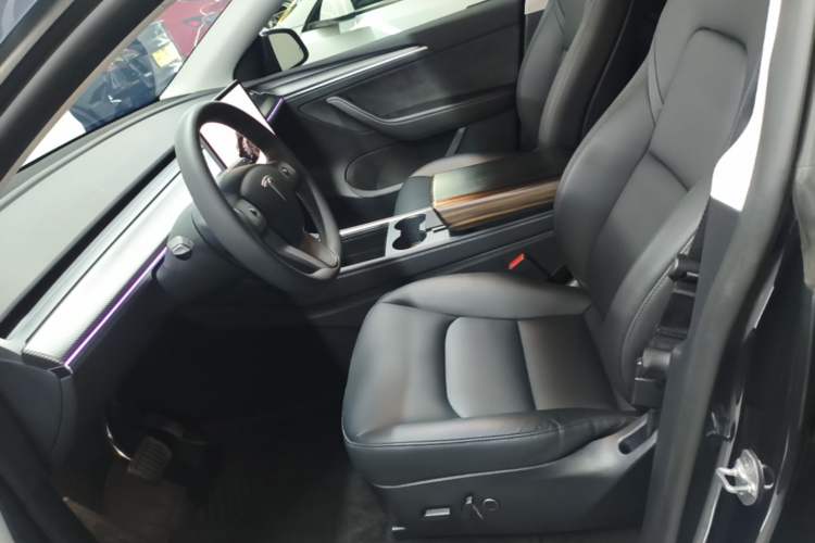 Used Tesla Model Y 2024 Long-Range All-Wheel-Drive Version Left Front Seat