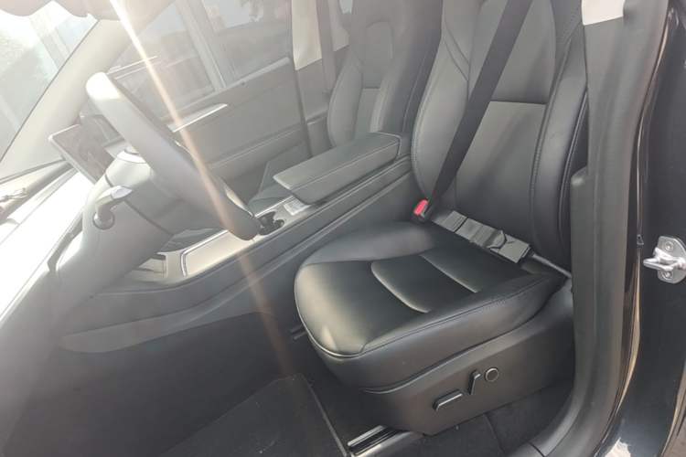 Used Tesla Model Y 2024 Long-Range All-Wheel-Drive Version Left Front Seat