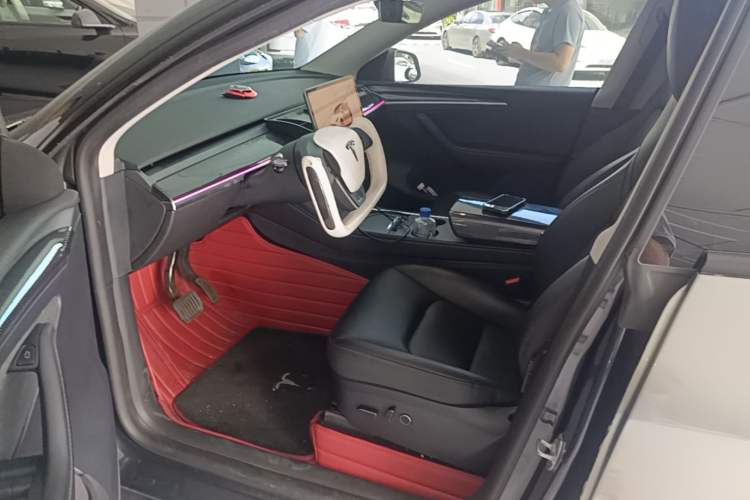 Used Tesla Model Y 2024 Long-Range All-Wheel-Drive Version Left Front Seat
