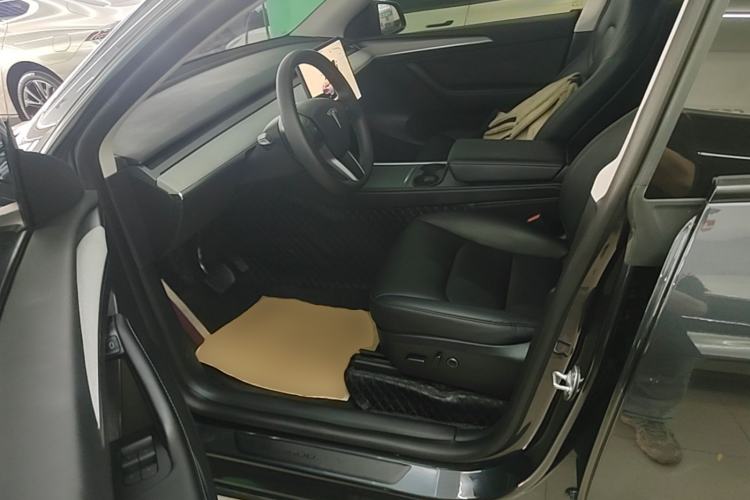 Used Tesla Model Y 2024 Long-Range All-Wheel-Drive Version Left Front Seat
