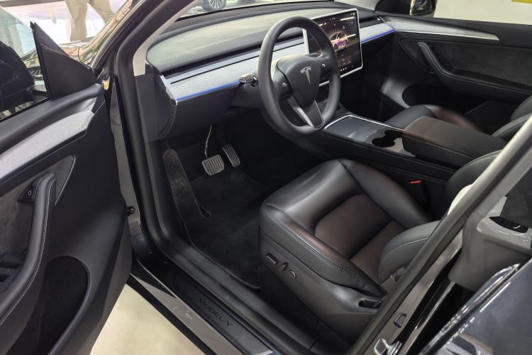 Used Tesla Model Y 2024 Long-Range All-Wheel-Drive Version Left Front Seat