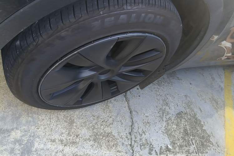 Used Tesla Model Y 2024 Long-Range All-Wheel-Drive Version Left Front Wheel Hub