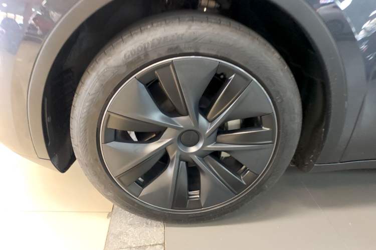 Used Tesla Model Y 2024 Rear-Wheel-Drive Version Left Front Wheel Hub