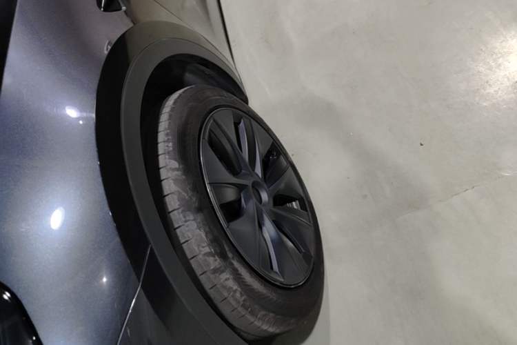 Used Tesla Model Y 2024 Rear-Wheel-Drive Version Left Front Wheel Hub