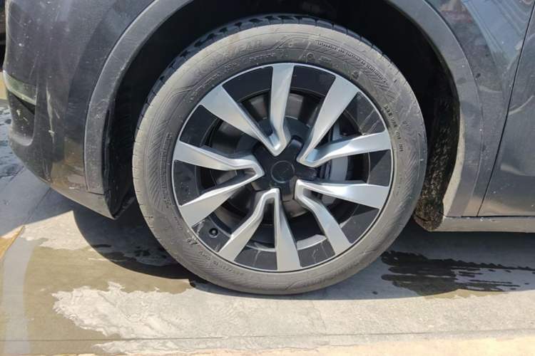 Used Tesla Model Y 2024 Rear-Wheel-Drive Version Left Front Wheel Hub