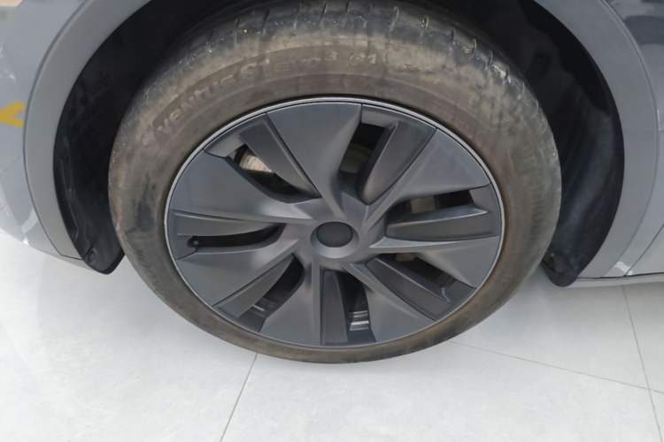 Used Tesla Model Y 2024 Long-Range All-Wheel-Drive Version Left Front Wheel Hub