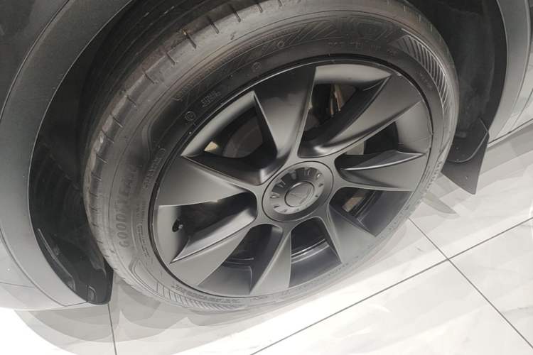 Used Tesla Model Y 2024 Rear-Wheel-Drive Version Left Front Wheel Hub