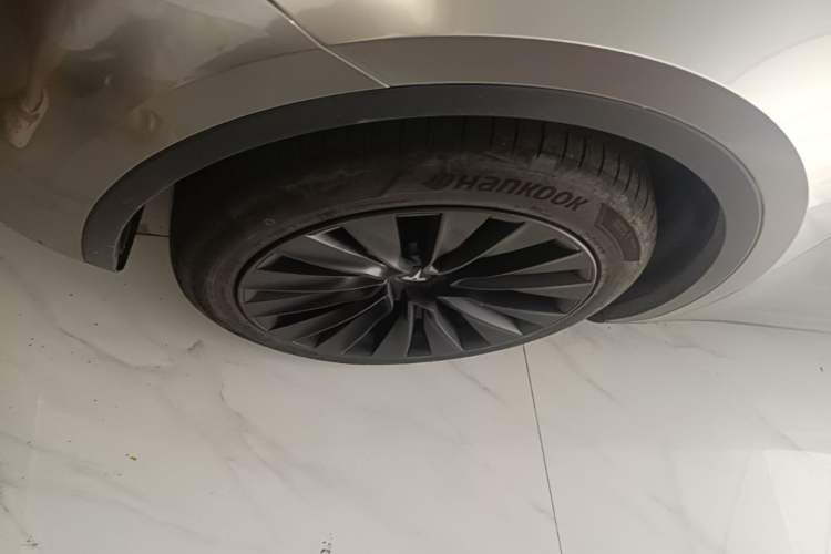 Used Tesla Model Y 2024 Long-Range All-Wheel-Drive Version Left Front Wheel Hub